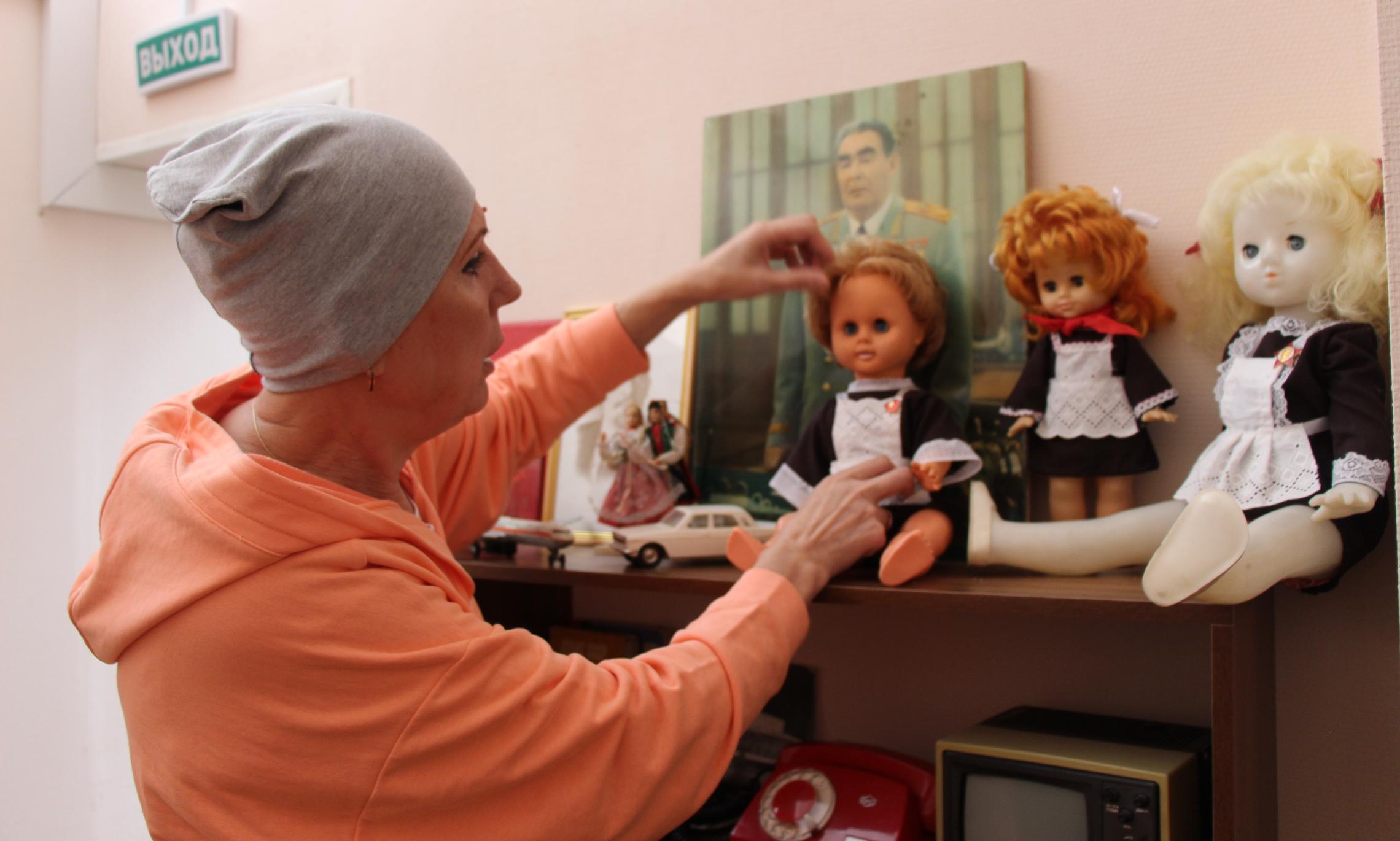 Этих кукол для «Реликвария» в совете ветеранов Светлана Юрьевна находила сама. Крайнюю справа, блондинку, спасла из мусорки.