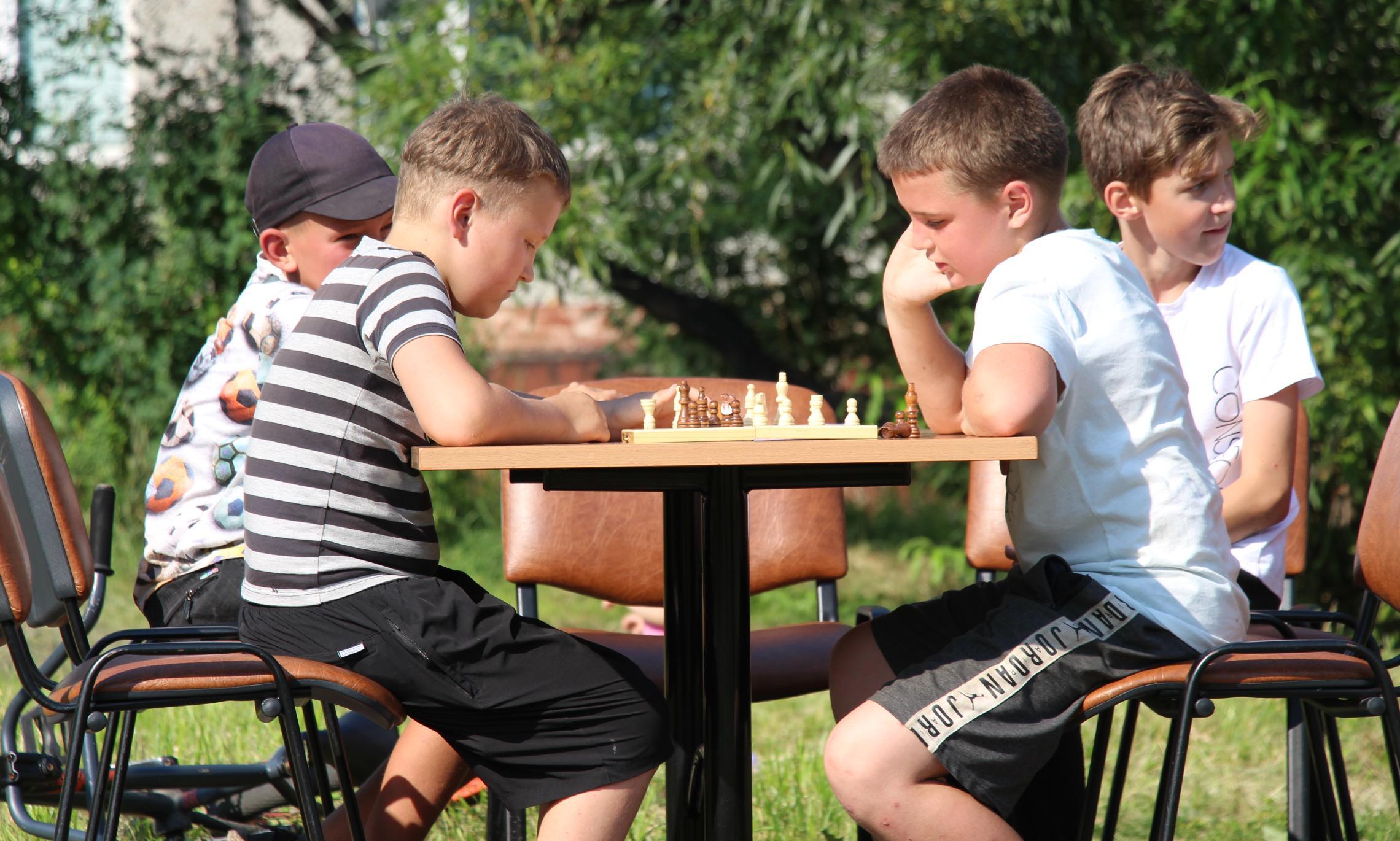 В перерывах между боями ребята продолжали сражения на шахматном поле. 
