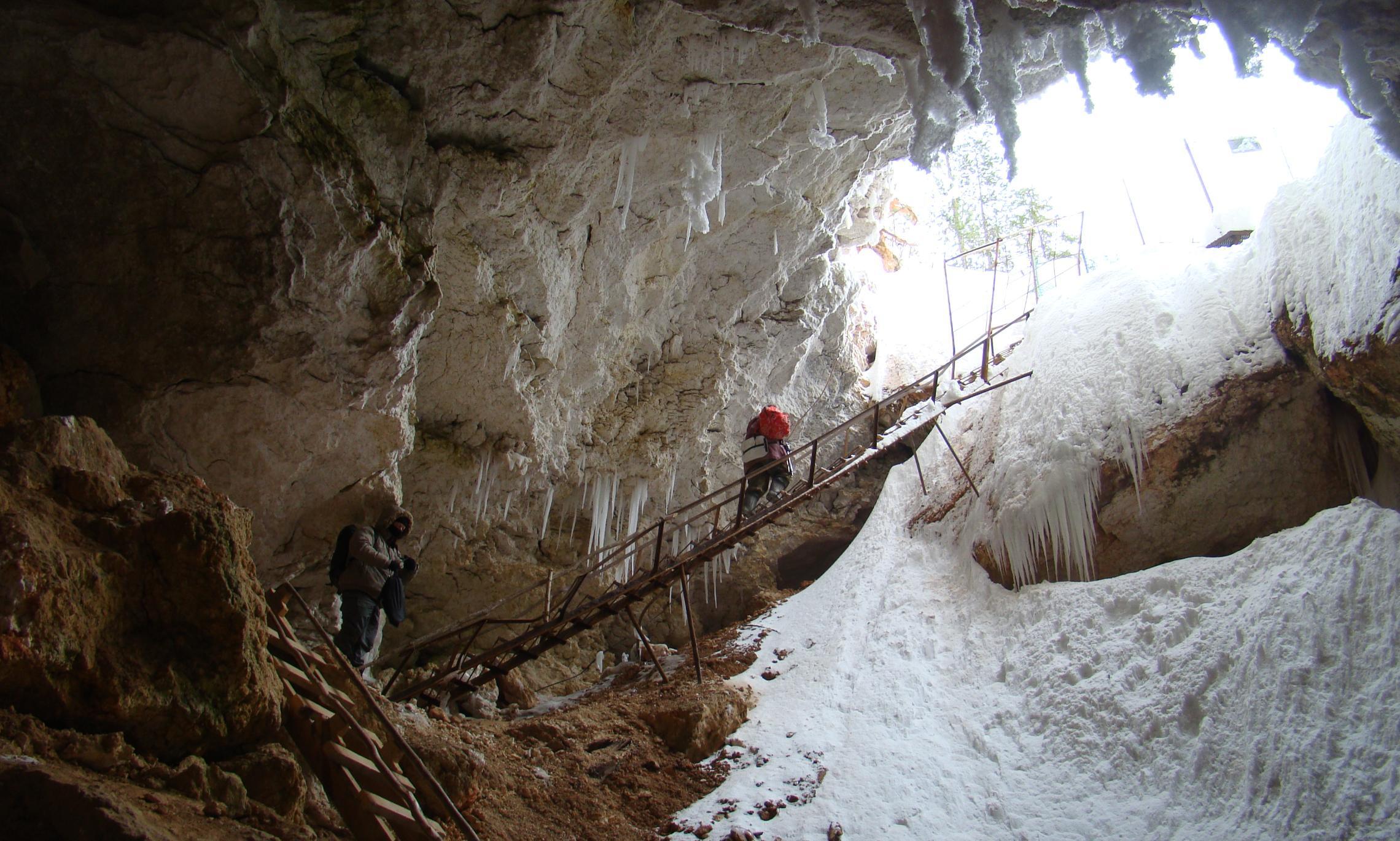 Вход в пещеру Голубинский провал до обрушения